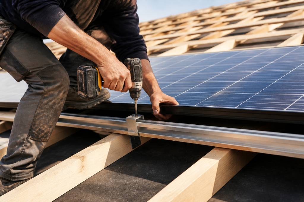 Charpente americaine : guide pour installer des panneaux solaires en toute sécurité